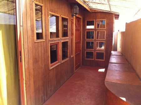 Cabaña equipada para un máximo de 8 personas . Reúne todos los requerimientos que una familia, empresa o grupo de visitantes necesita para una agradable estadía. Adaptada especialmente para personas con discapacidad motora.